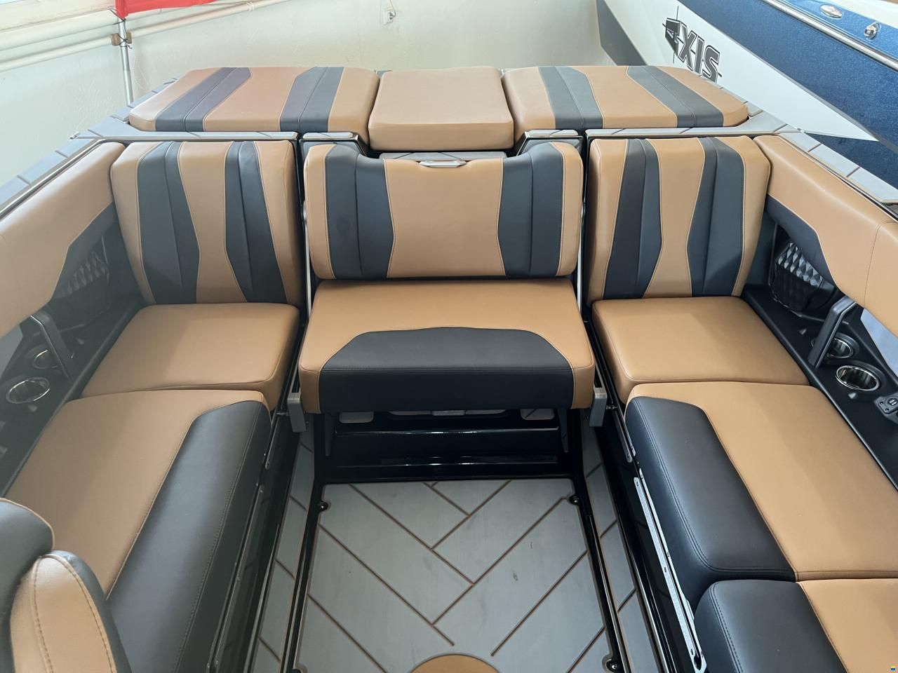 Malibu 22 LSV End of Season Deal