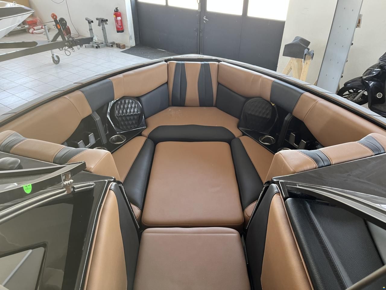 Malibu 22 LSV End of Season Deal