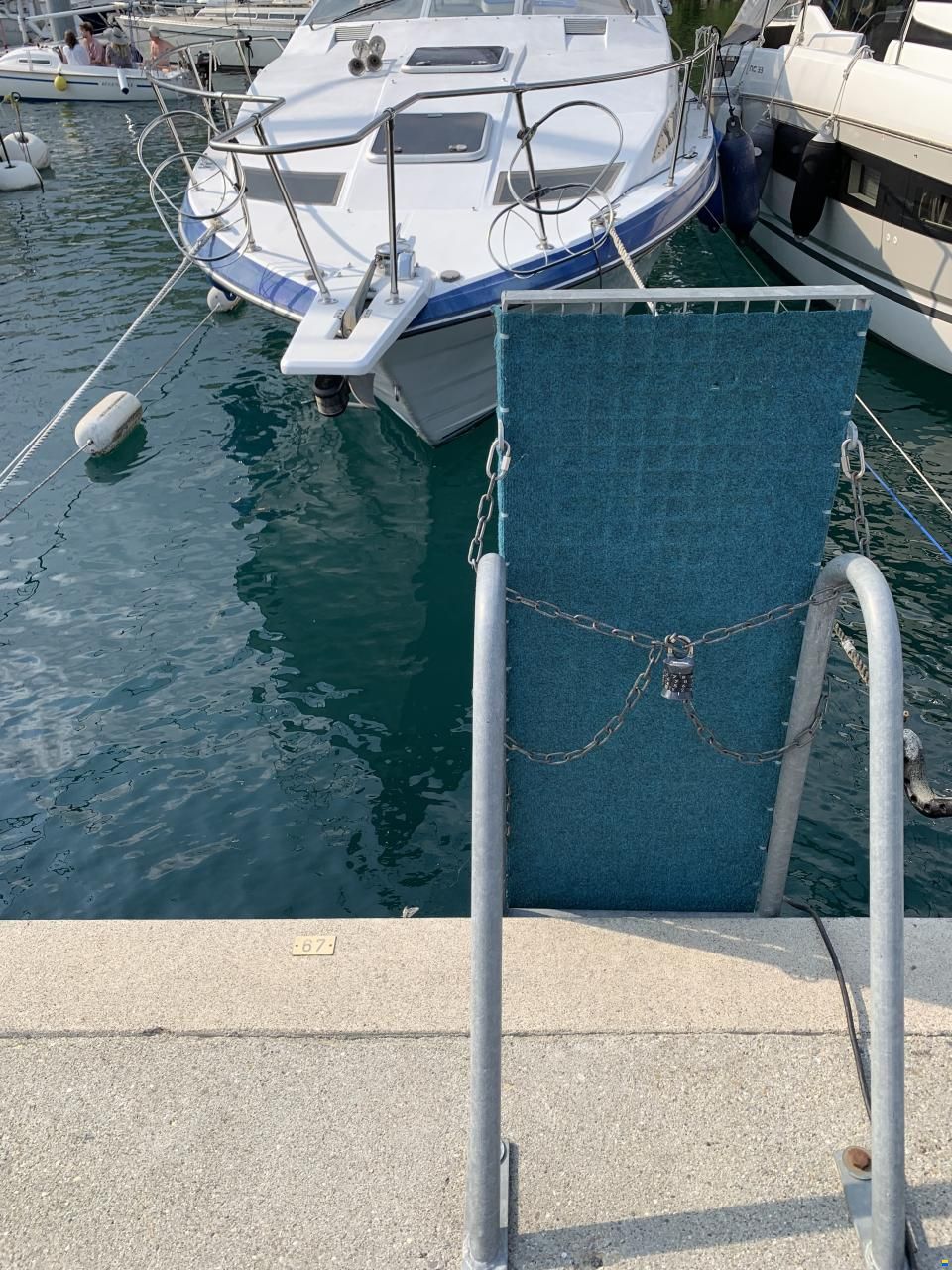 Place d&rsquo;amarrage 11x3,30m. avec bateau