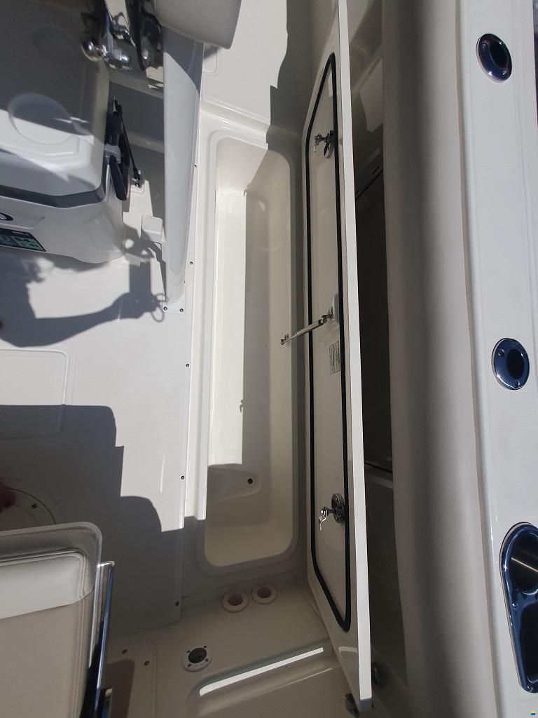 Boston Whaler 230 Outrage