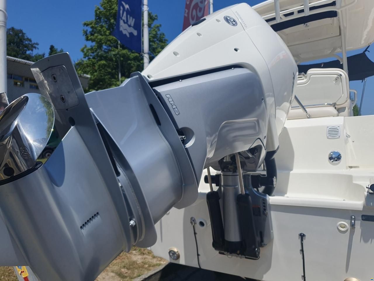 Boston Whaler 230 Outrage