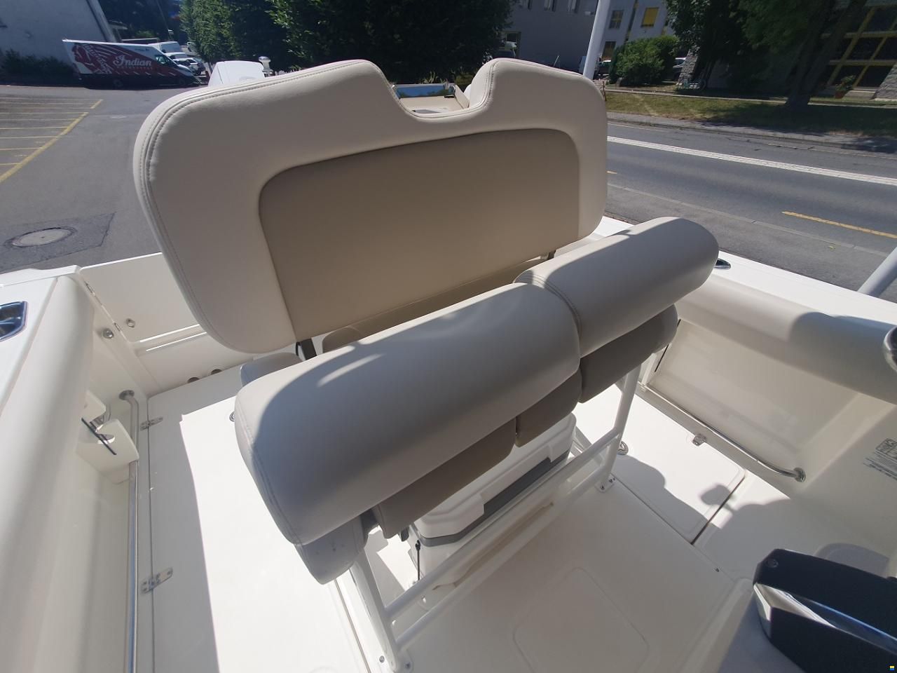 Boston Whaler 230 Outrage