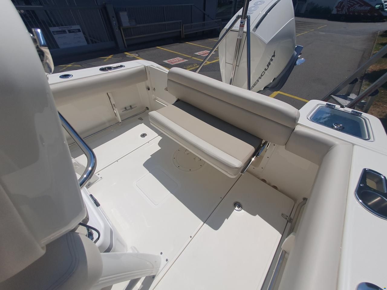 Boston Whaler 230 Outrage