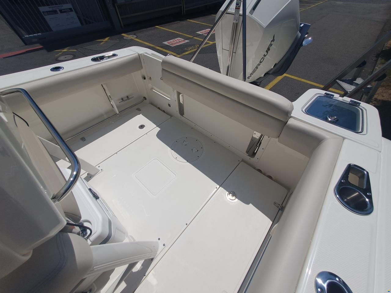 Boston Whaler 230 Outrage