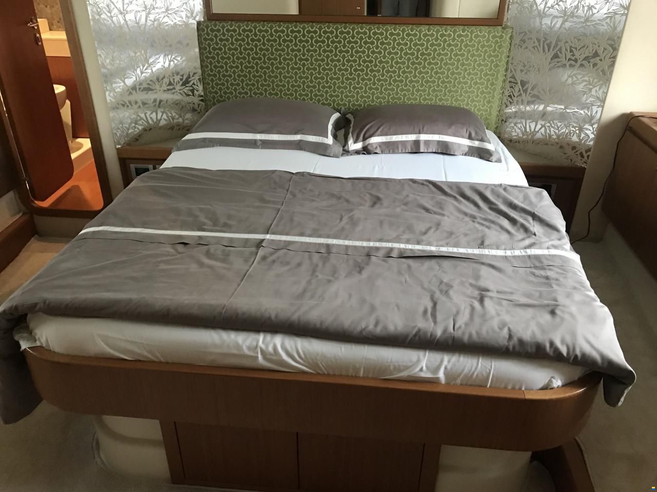 Ferretti 592