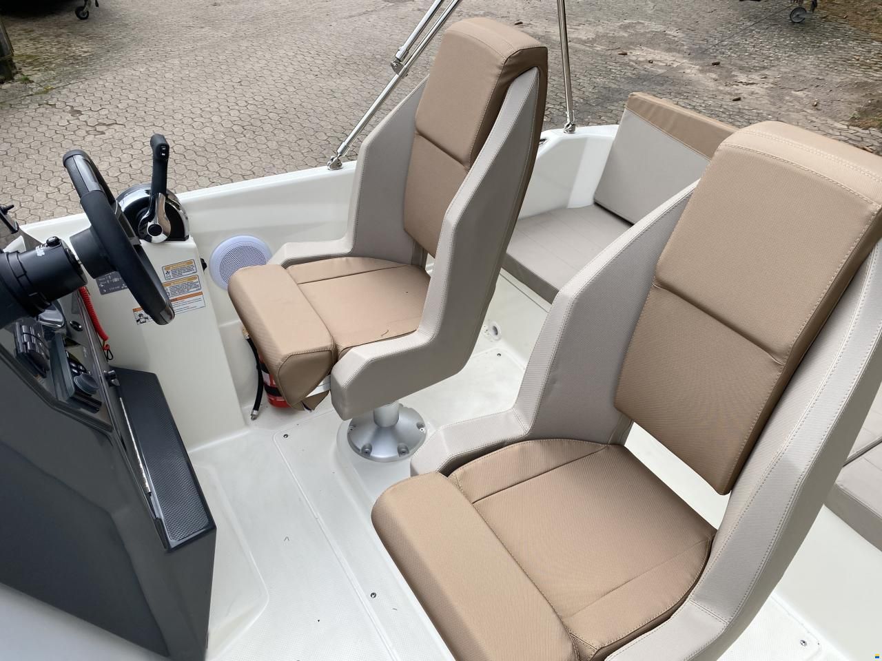 Quicksilver Activ 605 Sundeck