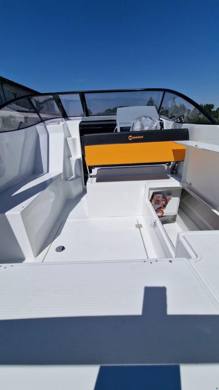 Massiv Boats Massiv Boat Cabin 695 Spoiler STD Color