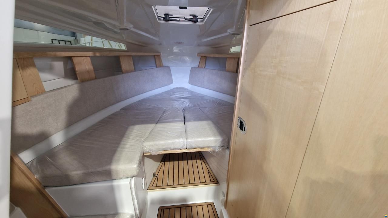 Massiv Boats Massiv Boat Cabin 695 Spoiler STD Color