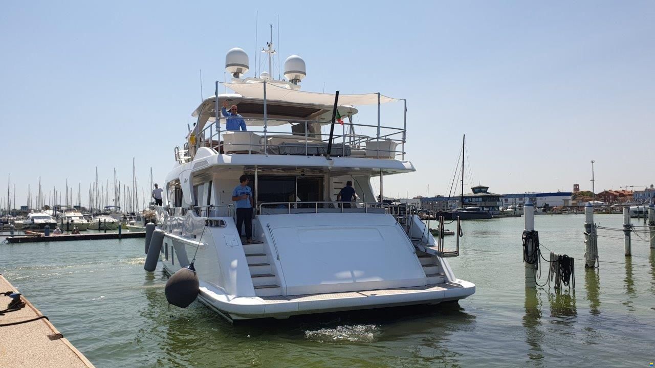 Benetti Delfino 93
