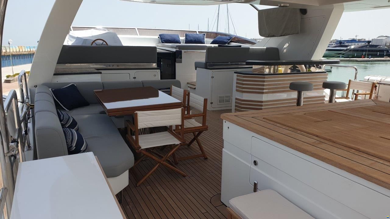 Benetti Delfino 93