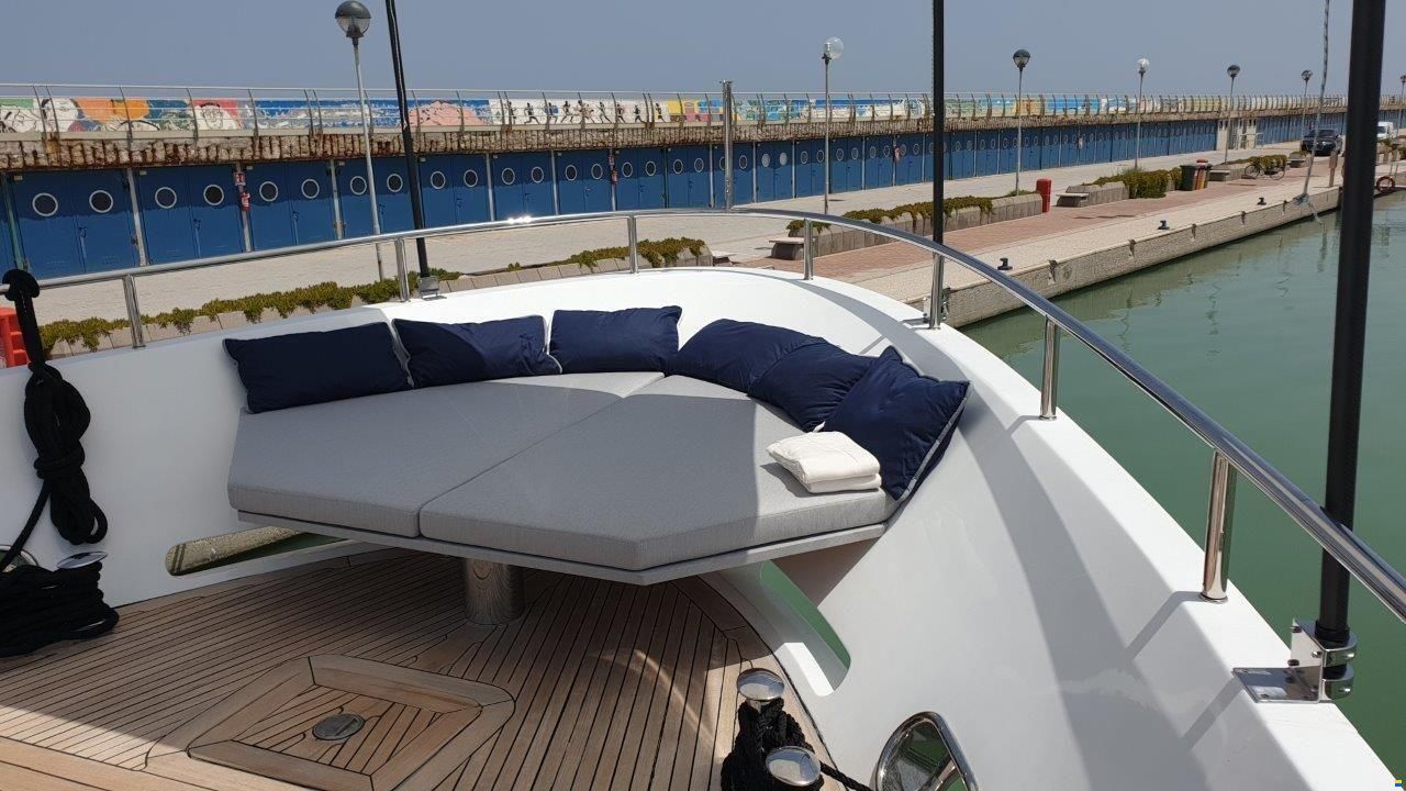 Benetti Delfino 93
