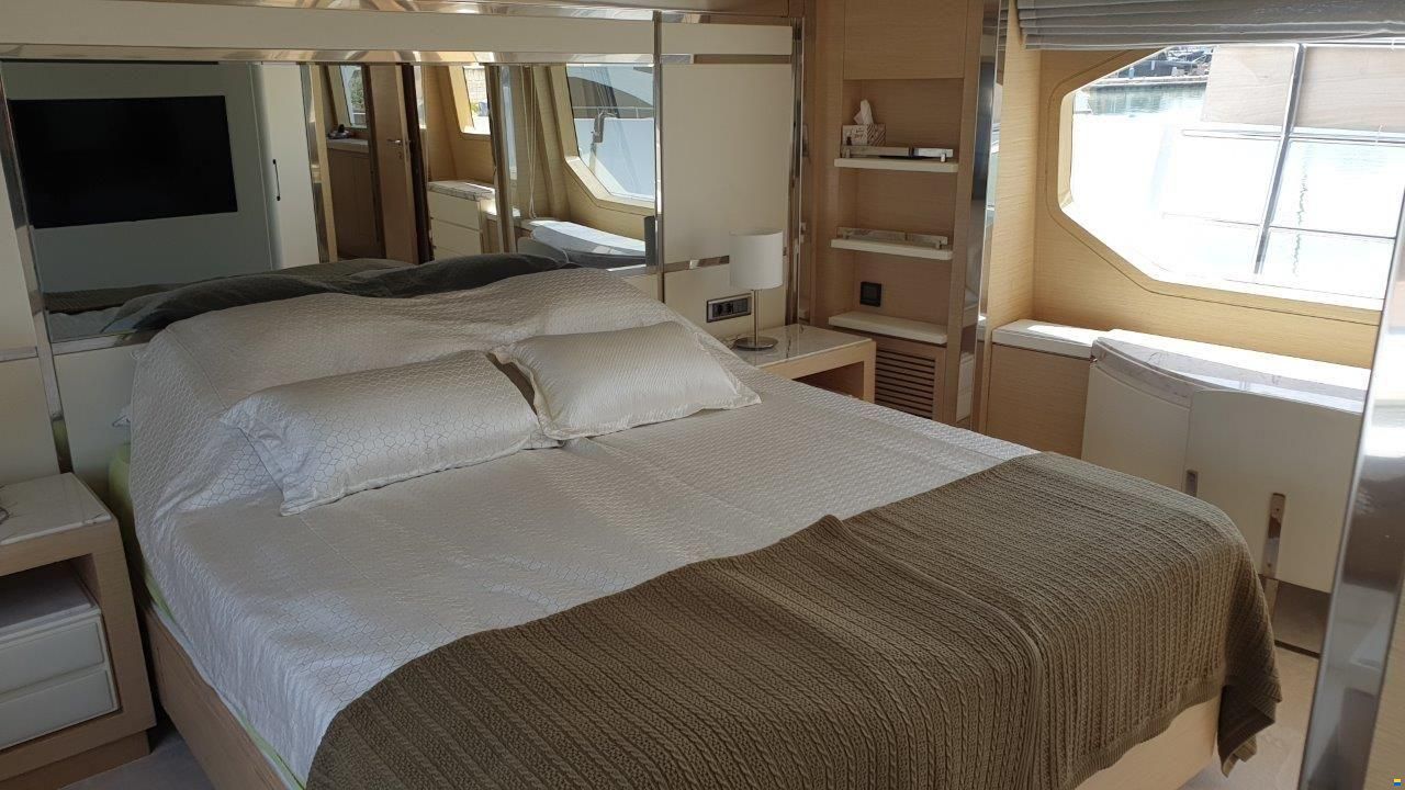 Benetti Delfino 93