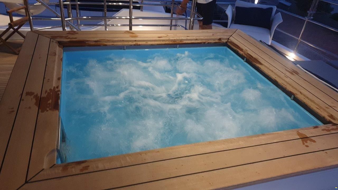 Benetti Delfino 93
