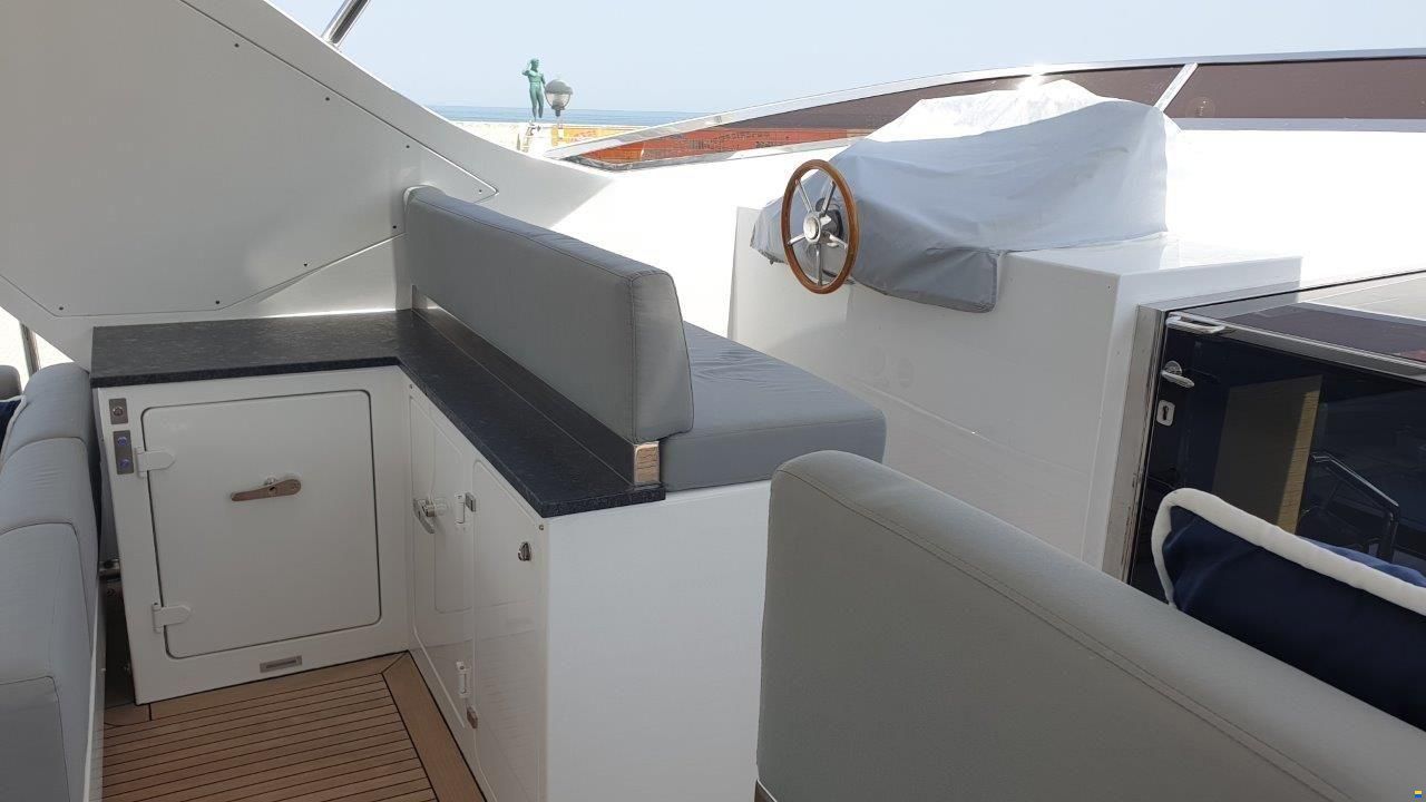 Benetti Delfino 93