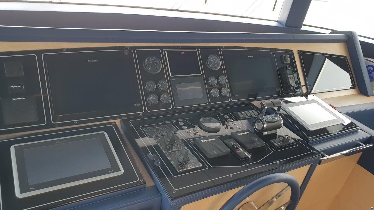 Benetti Delfino 93