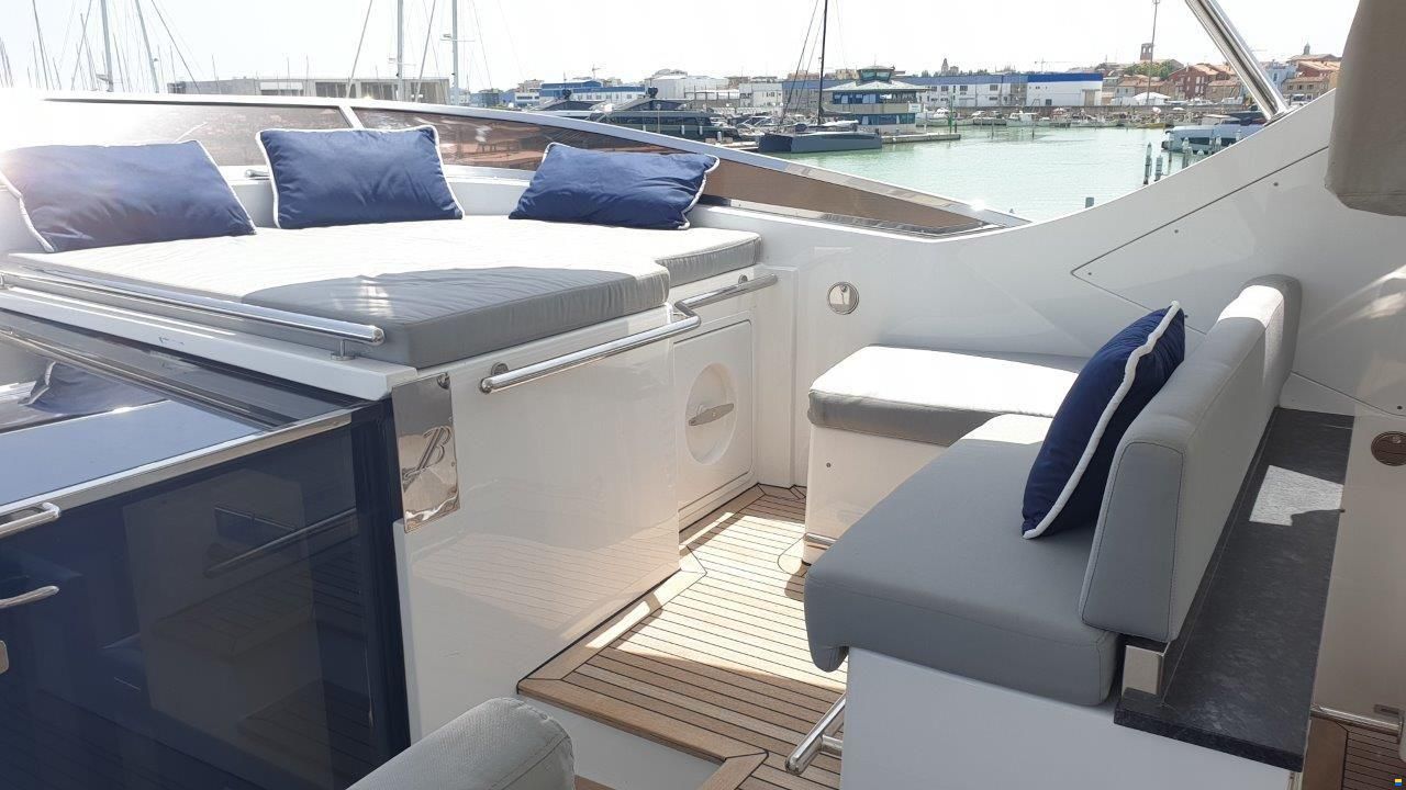 Benetti Delfino 93