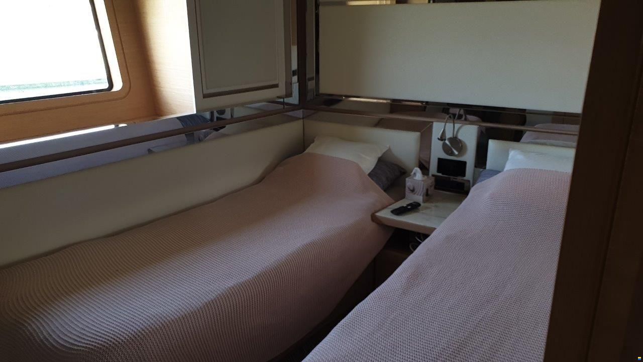 Benetti Delfino 93