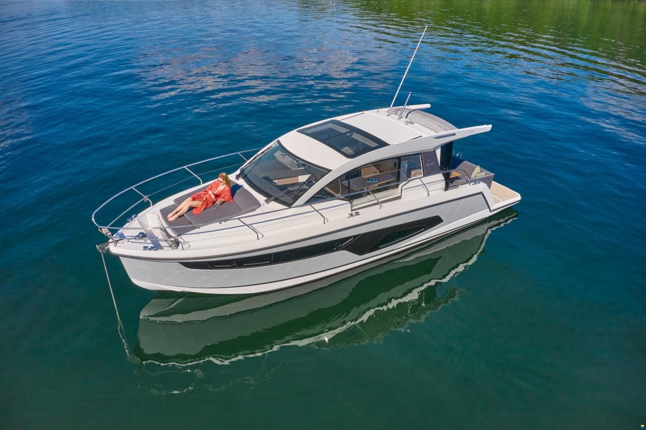 Sealine C 335