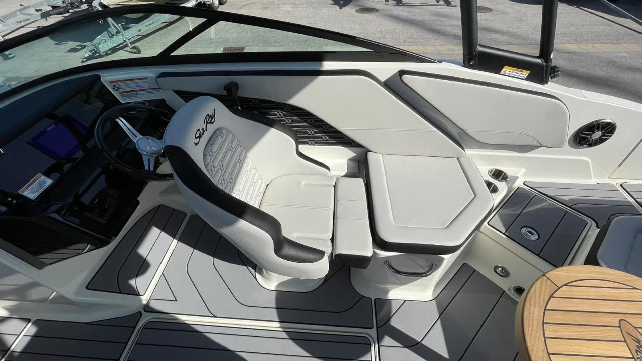 Sea Ray SPX 210