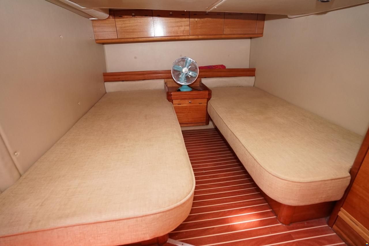Bavaria 42 HT Sport IPS-500 - Hydraulic Platform