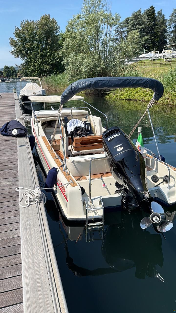 Boston Whaler Outrage 21