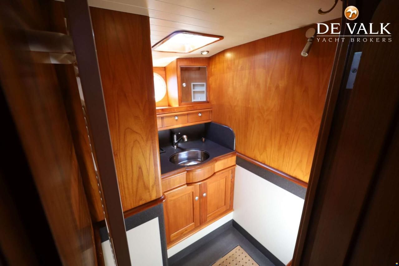 Robert Clark 64 Pilothouse