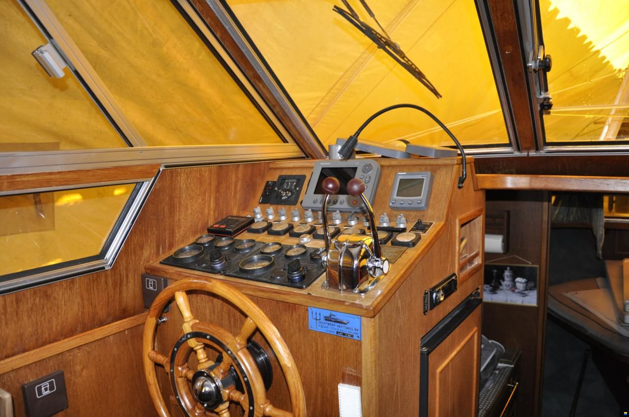 Neptunus 106 Fly bridge