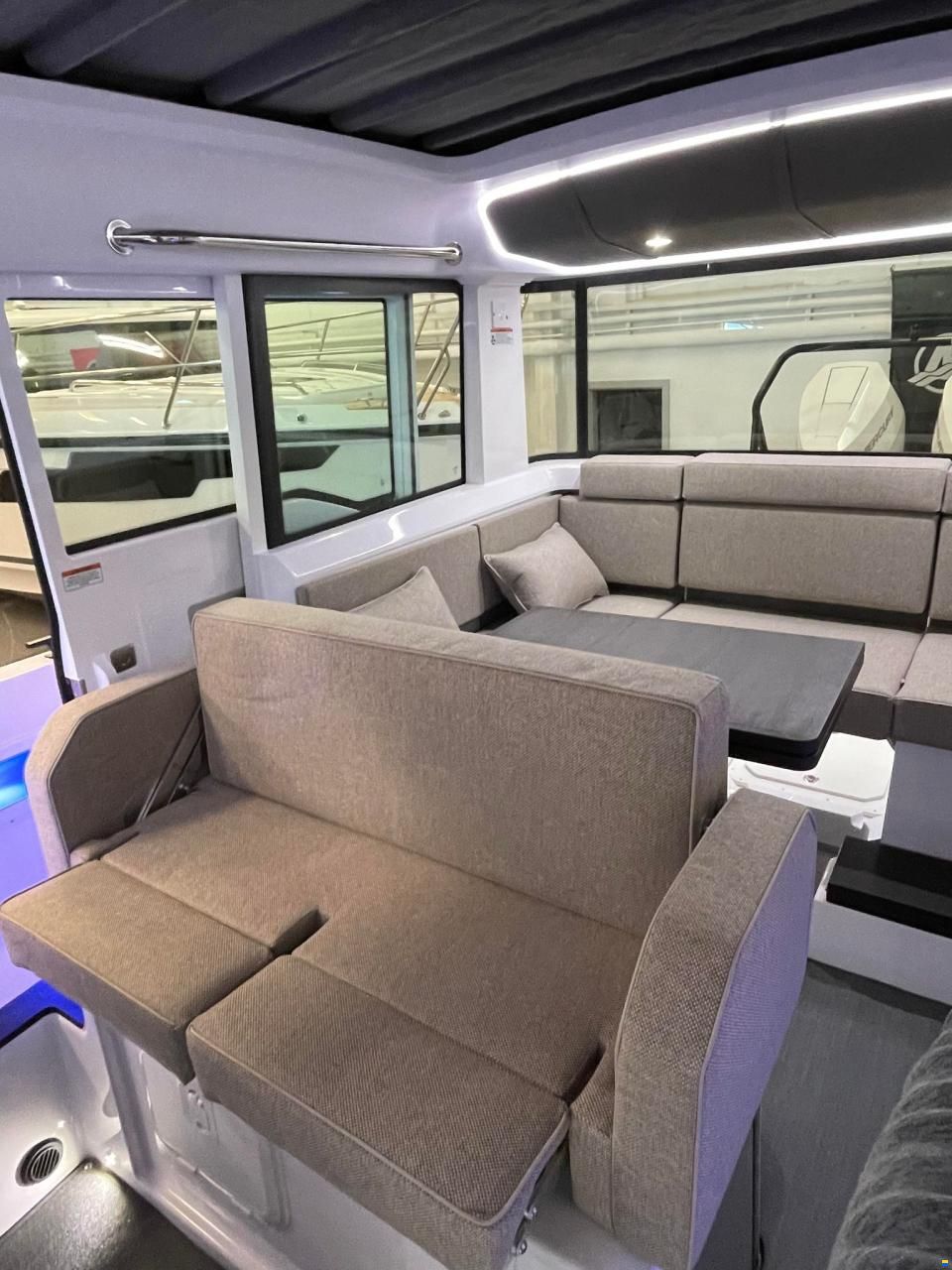 Axopar Yachts 37 XC Cross Cabin