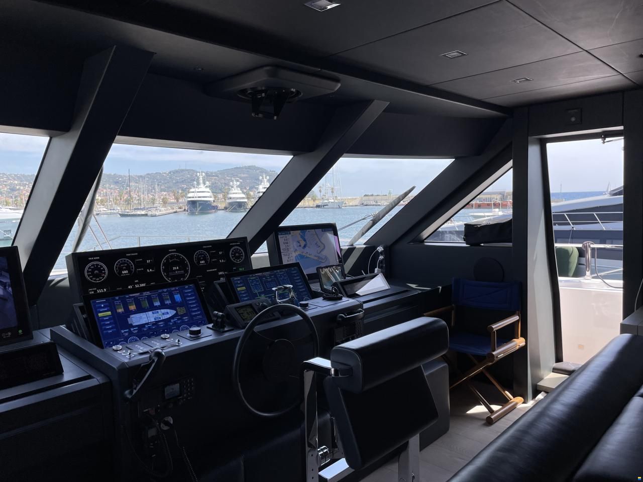 Ferretti Custom Line Navetta 33