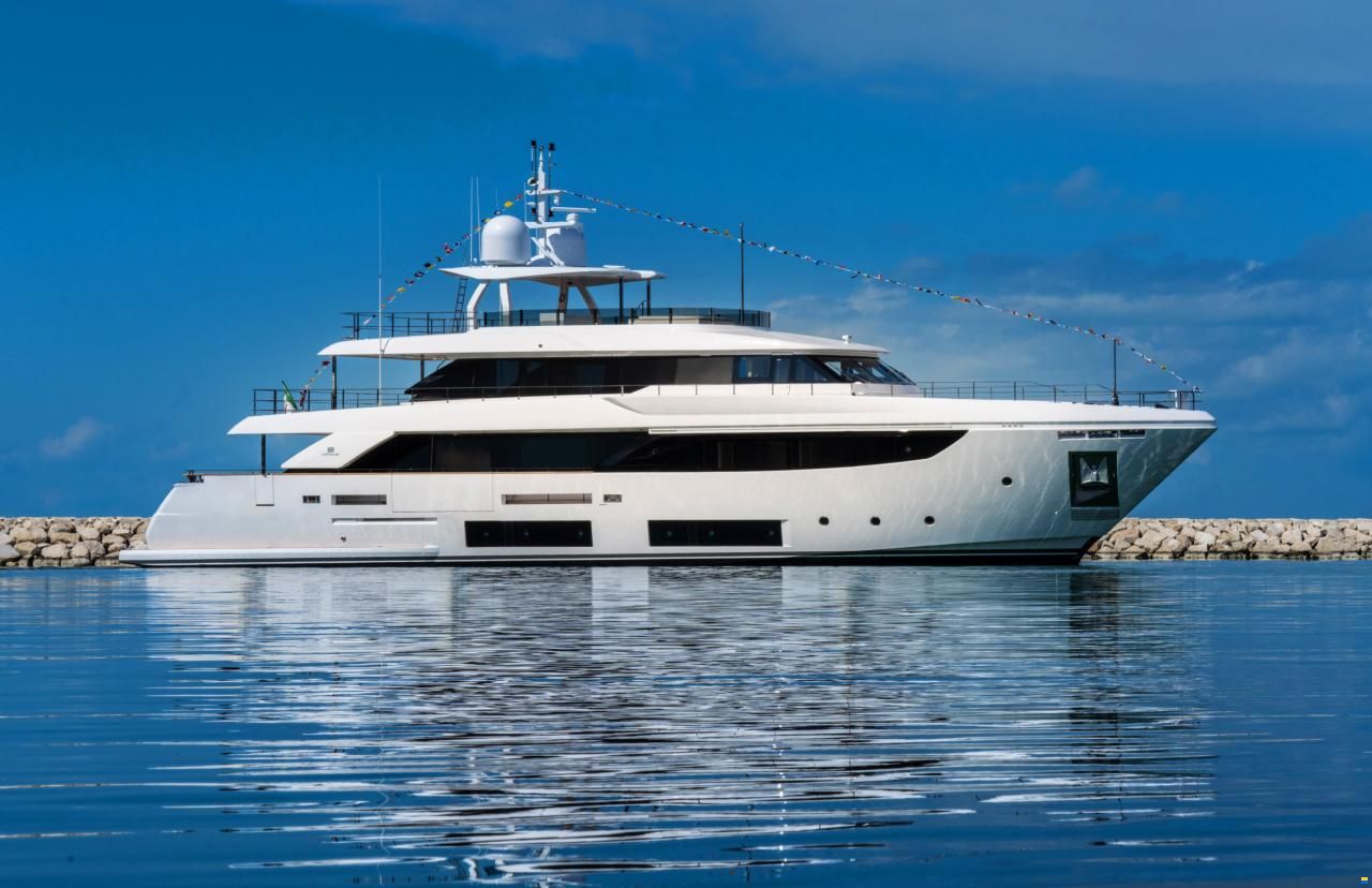 Ferretti Custom Line Navetta 33