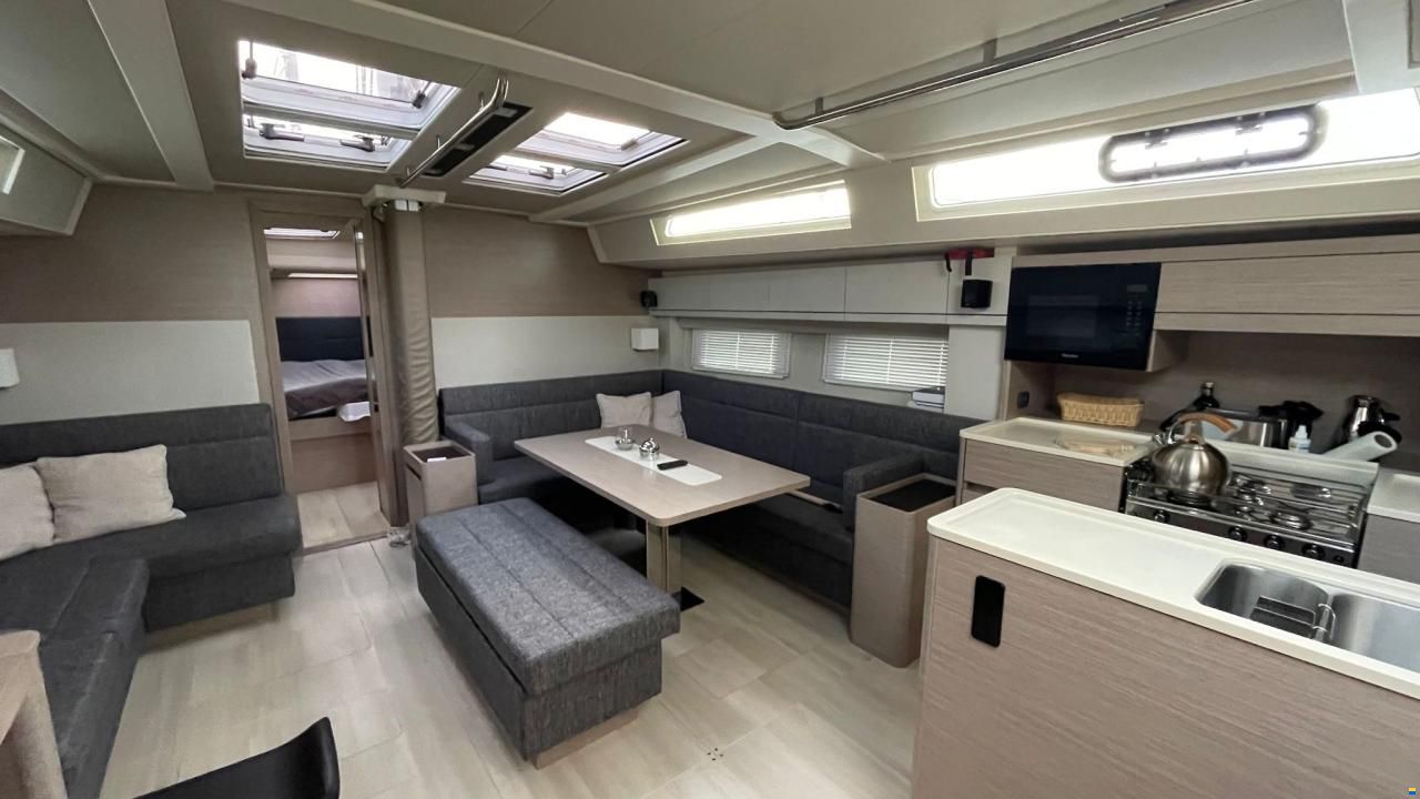 Hanse 548