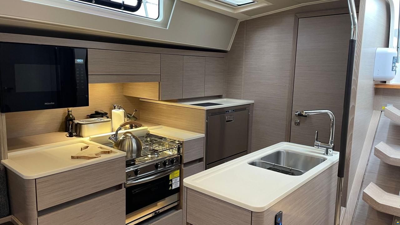 Hanse 548