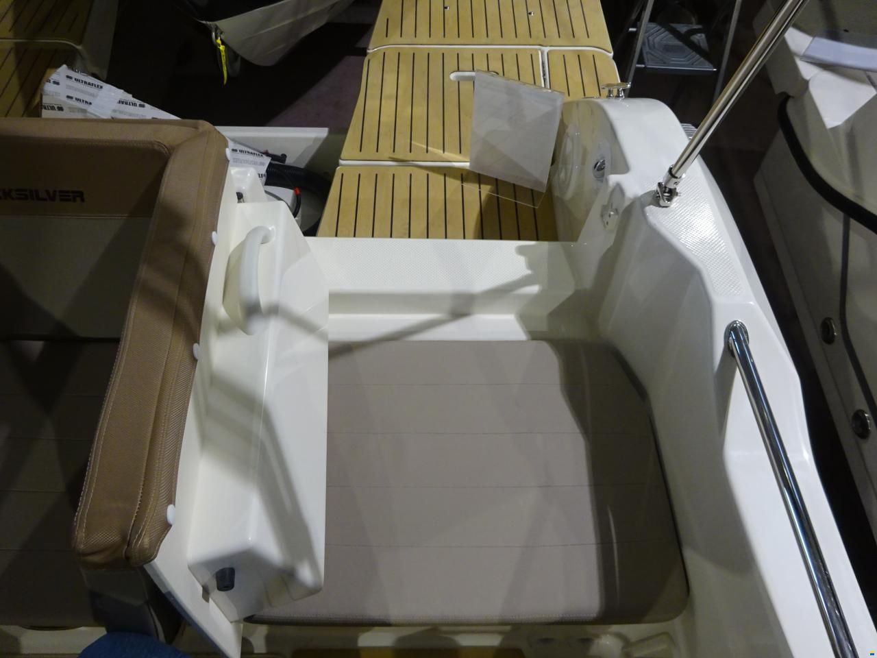 Quicksilver Activ 675 Sundeck