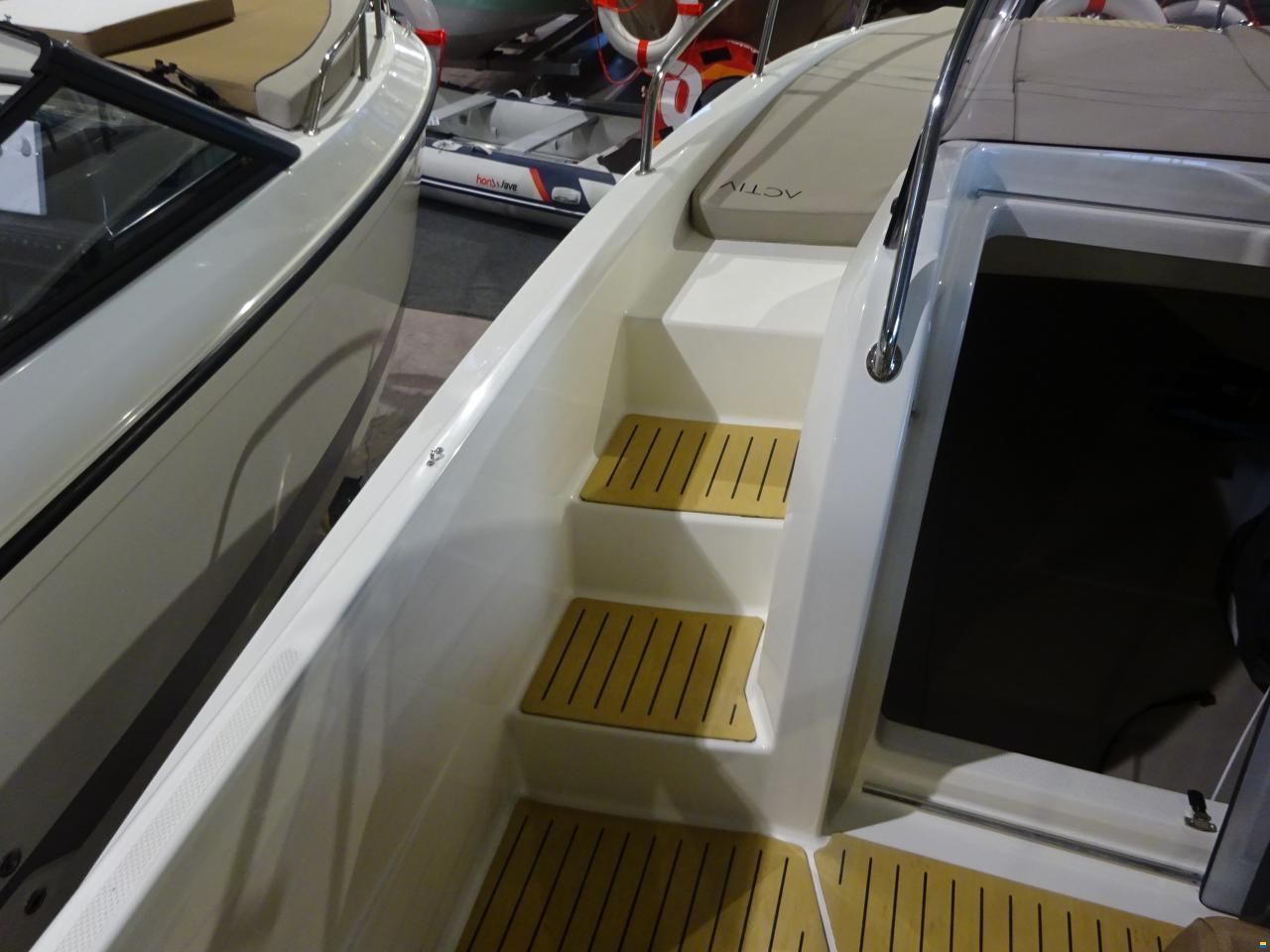 Quicksilver Activ 675 Sundeck