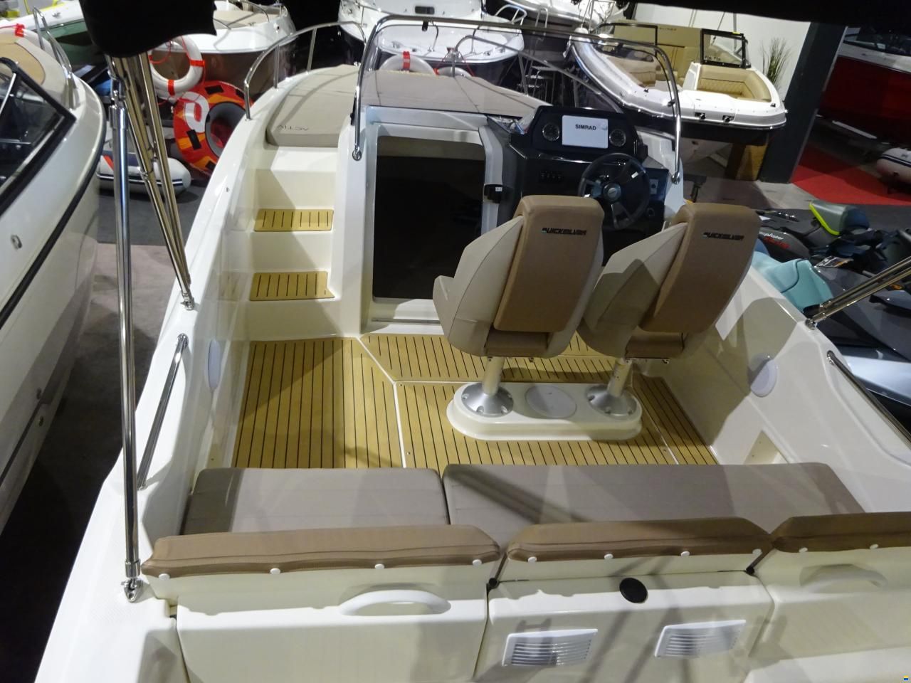 Quicksilver Activ 675 Sundeck