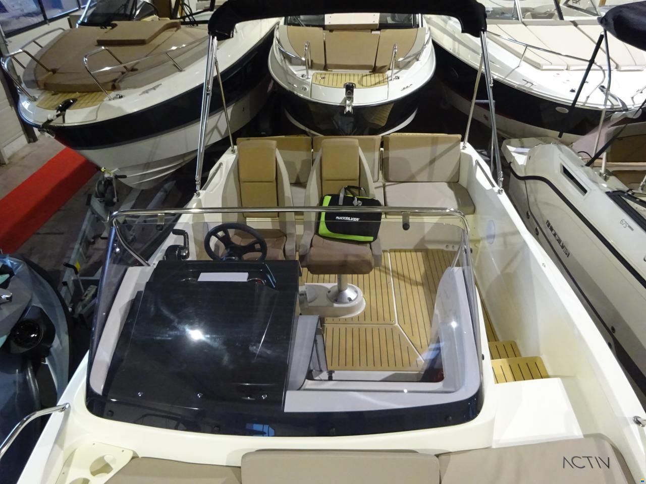 Quicksilver Activ 675 Sundeck
