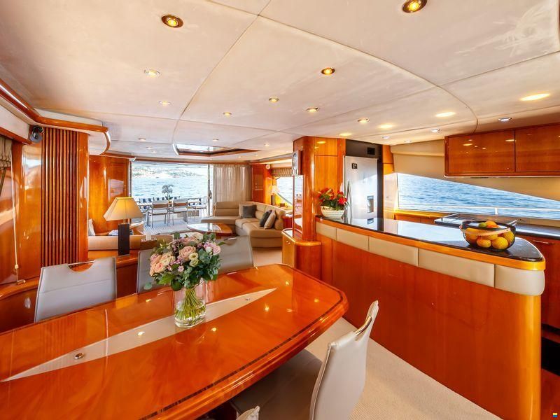 Sunseeker 82 Yacht