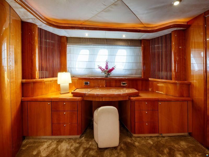 Sunseeker 82 Yacht