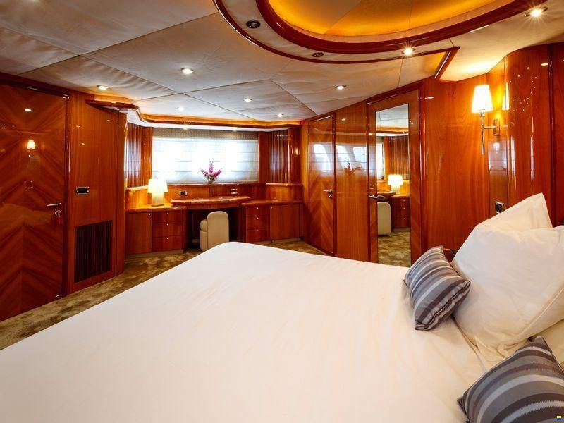Sunseeker 82 Yacht