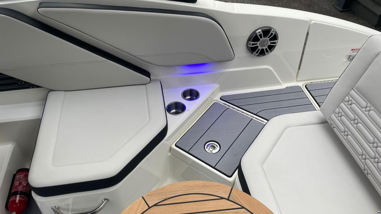 Sea Ray SPX 210 Outboard