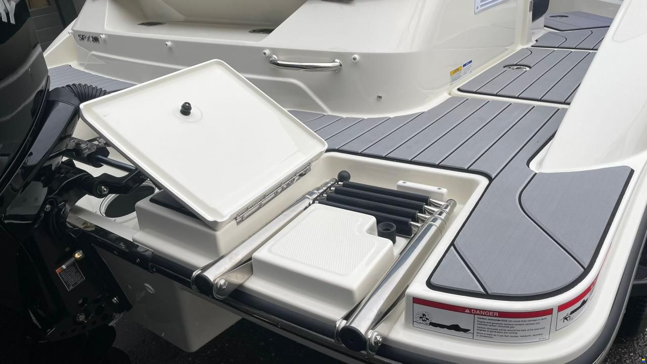 Sea Ray SPX 210 Outboard