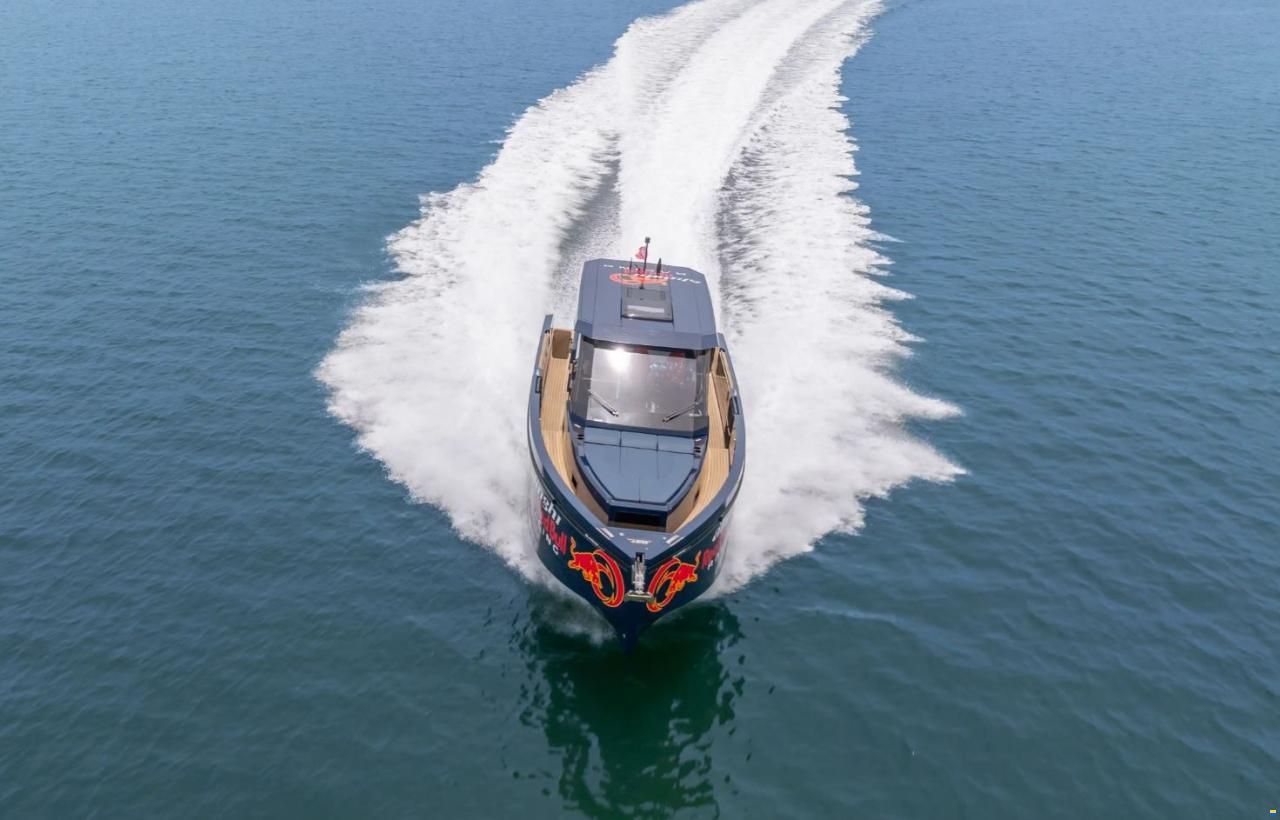 De Antonio D37 Alinghi Red Bull Racing