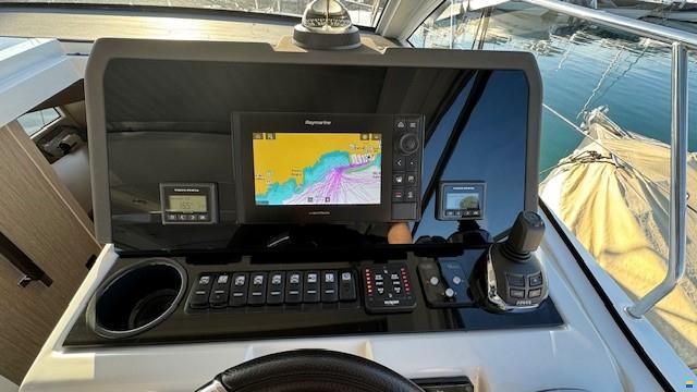 Sealine S 335
