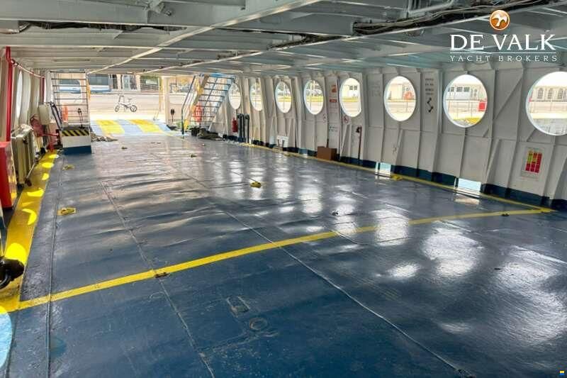 CAR/PASSENGERS FERRY 33