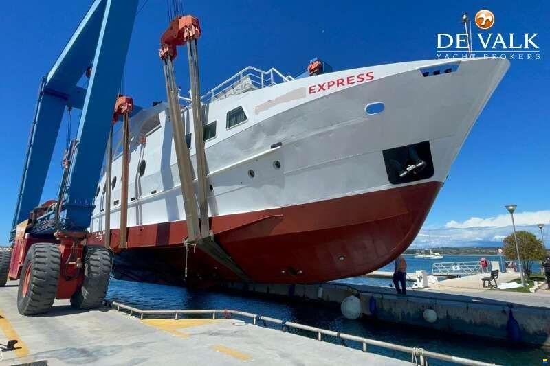 CAR/PASSENGERS FERRY 33
