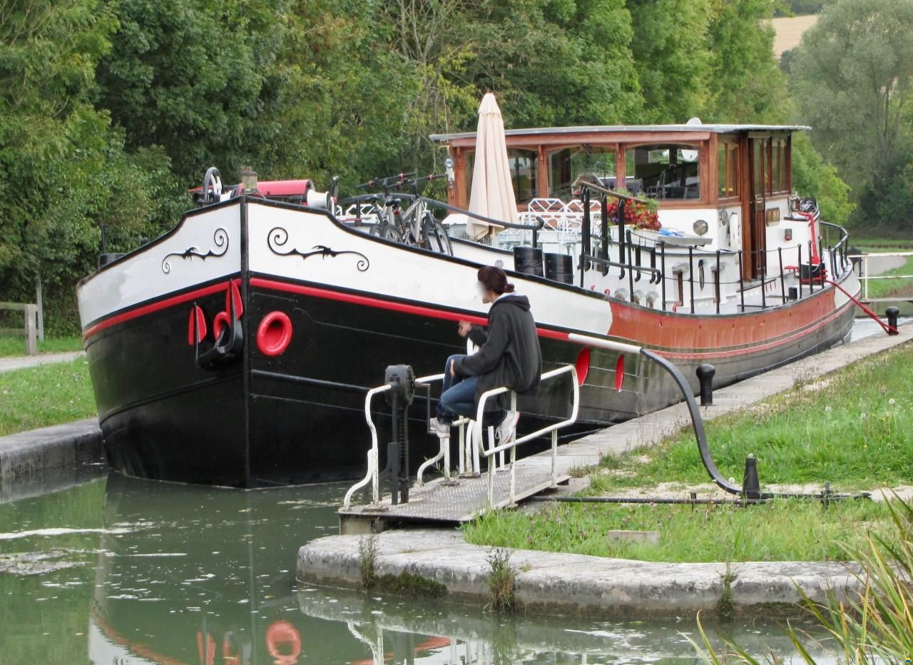 30m charmantes Wohnschiff mit Pool