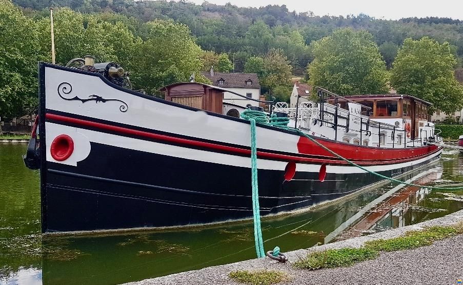 30m charmantes Wohnschiff mit Pool