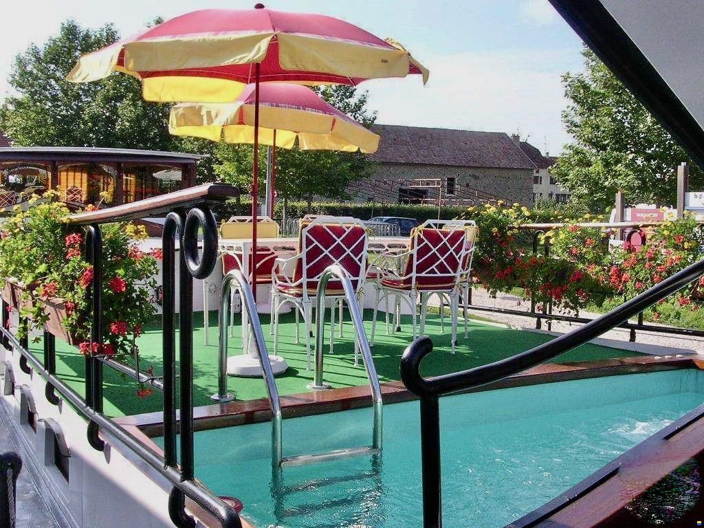 30m charmantes Wohnschiff mit Pool