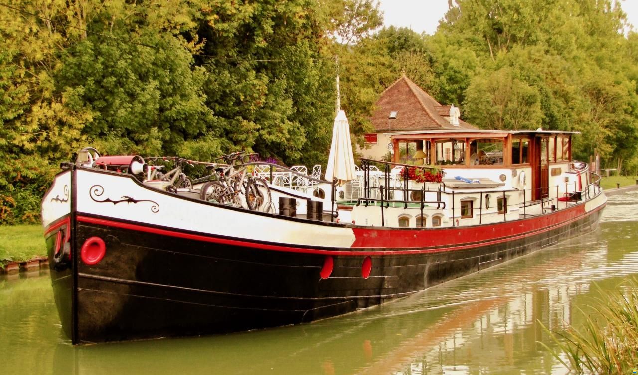 30m charmantes Wohnschiff mit Pool