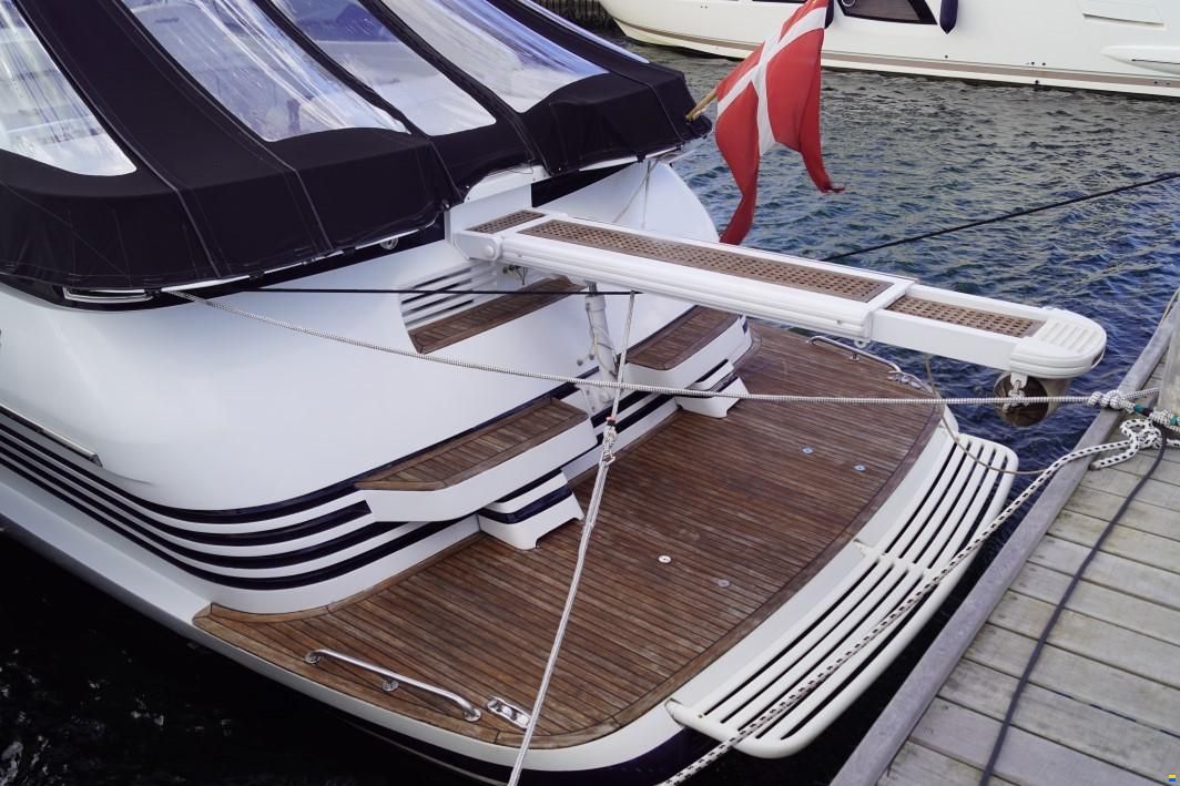 Pershing 54